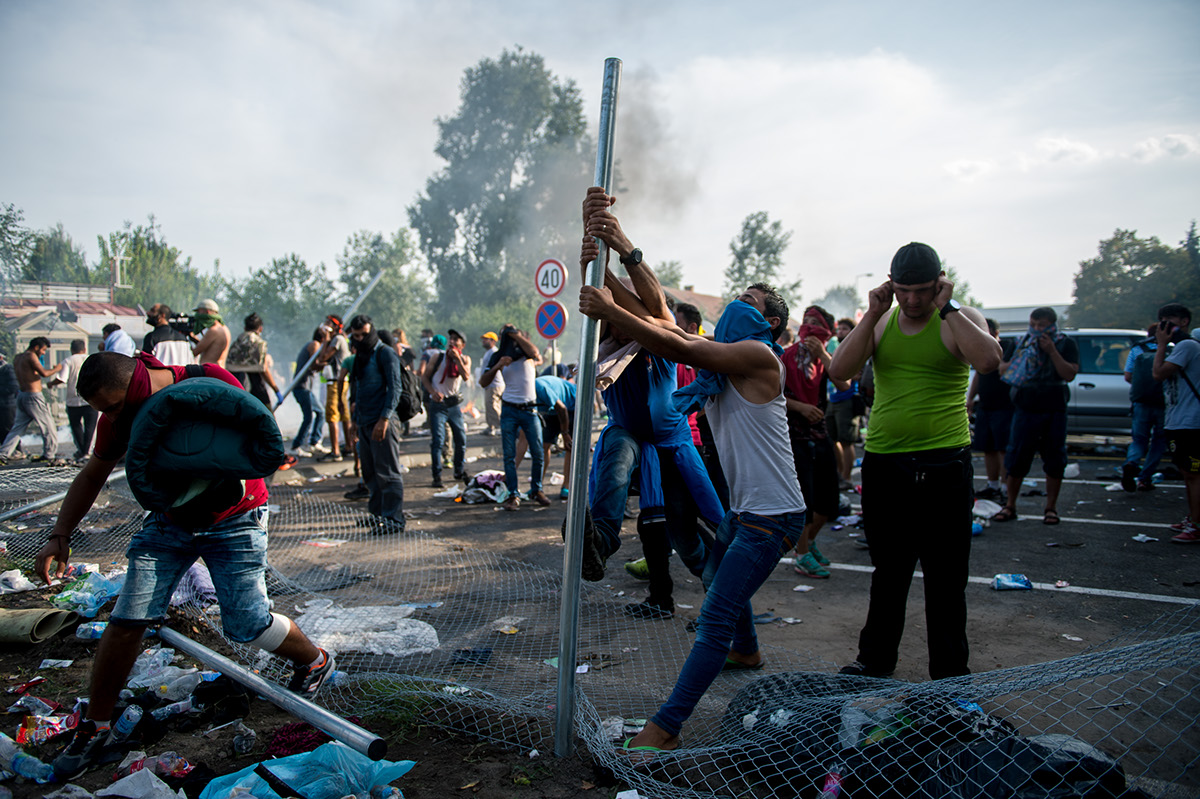 Refugees refugeecrisis border hungary Europe people migrants migrantcrisis horgos