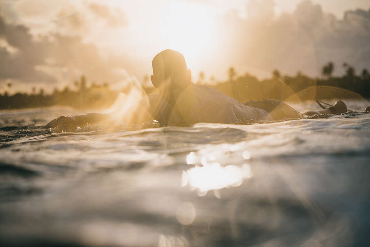 sun-light-reflection-water-surfer-sunset