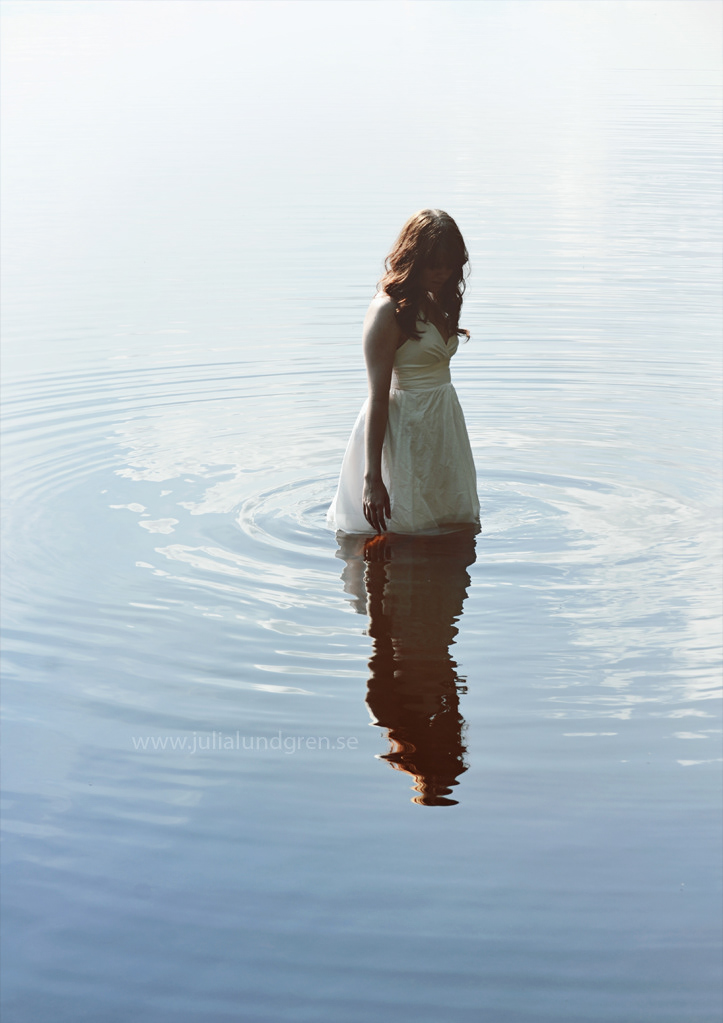water reflection waterlake fantasy fairytale girl dress dreamy Vatten sagor
