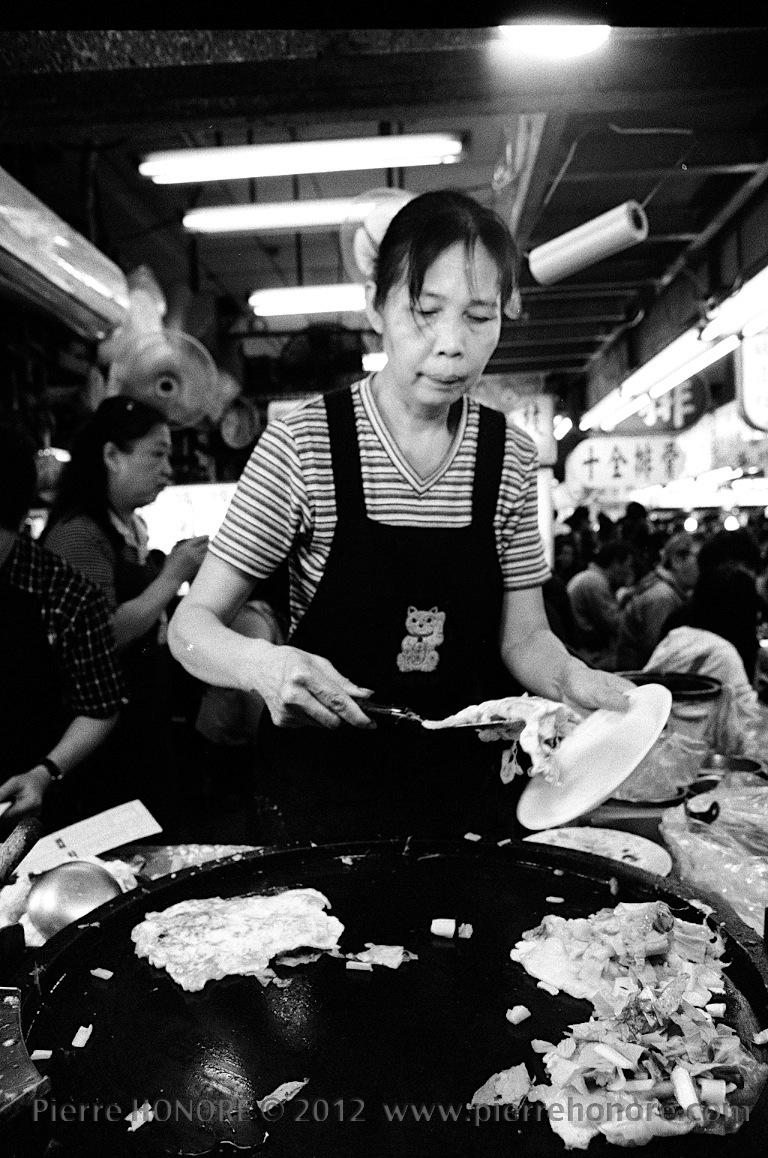 taiwan taipei market Food  portrait black and white delta 400 b&w people