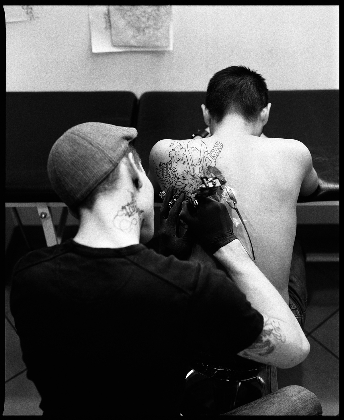 julien ratel blueju tattoo photo urban culture body art ink Encre samurai samourai tatouage mask Helmet kabuto kuwagata Bushi kendo inked Tattooed medium format 6x7 120 mm Mamiya RB67 pro-S Ilford HP5 japan Body Modification tattoo session velvet studio grenoble