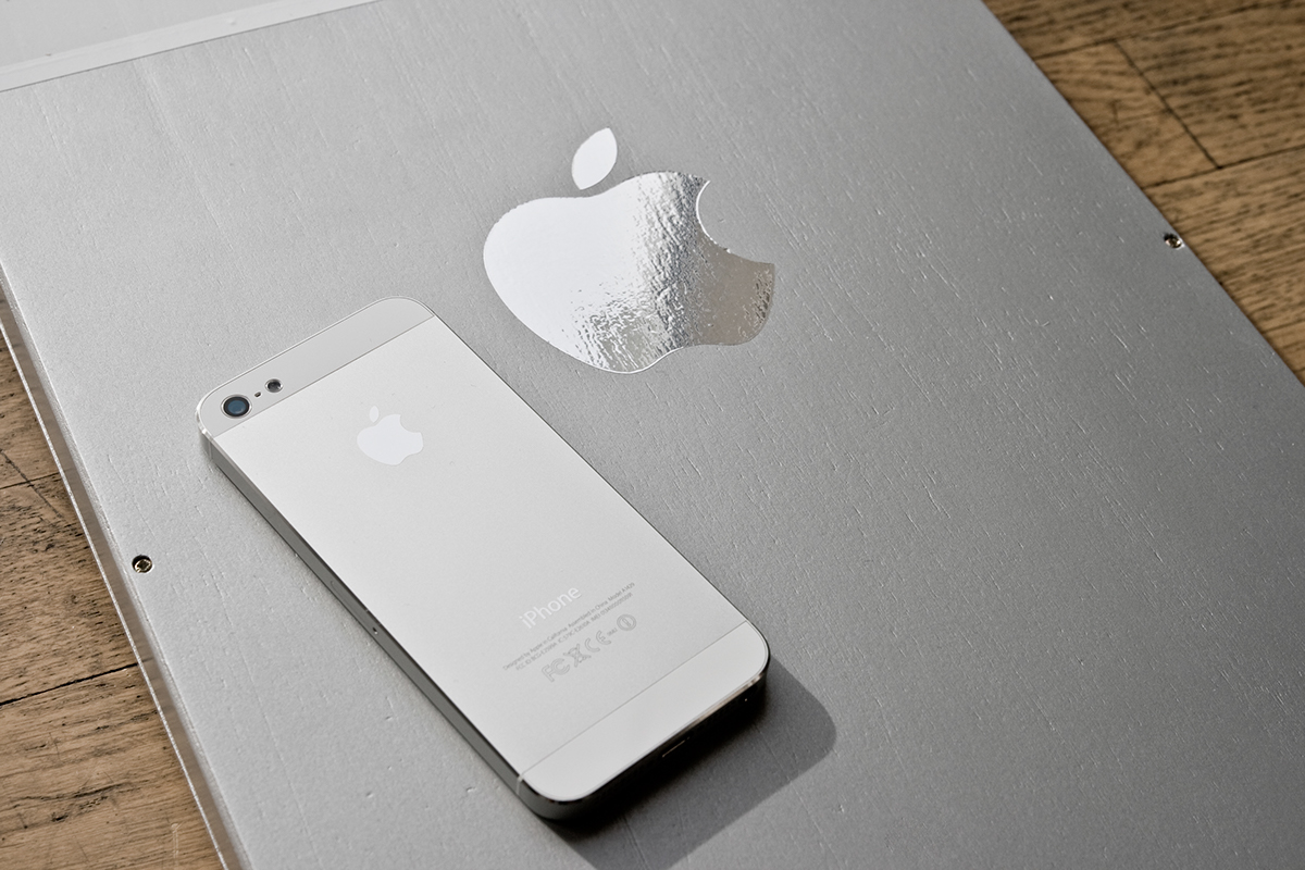 apple  iphone iphone 5 mattesschwarz Weiss White Holz wood fh düsseldorf Samsung handy lg Steve Jobs APPLE IPHONE 5 handwerk