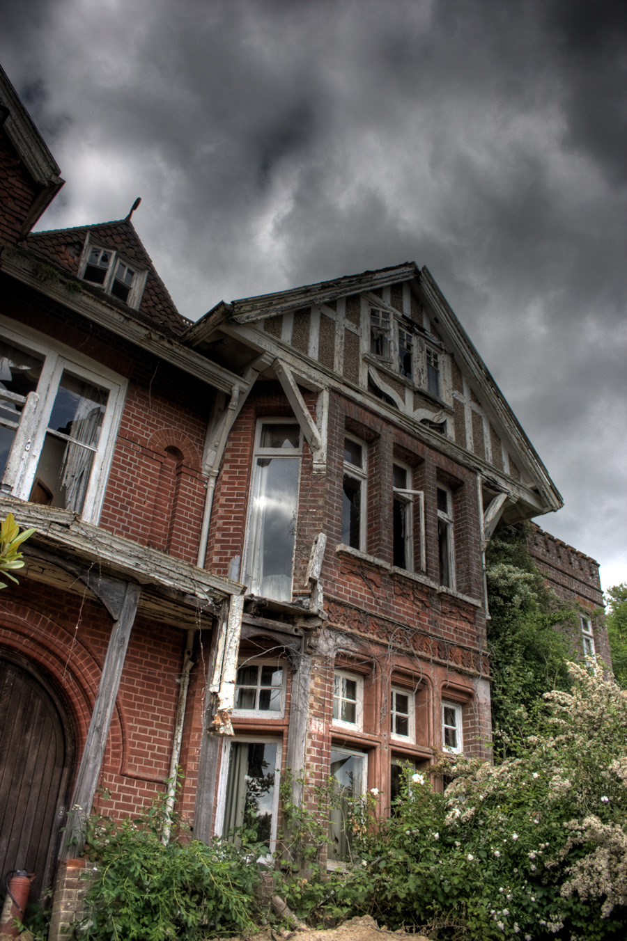 abandoned urban exploration derelict Manor potters walford models horror Victorian lights dust furniture history UK