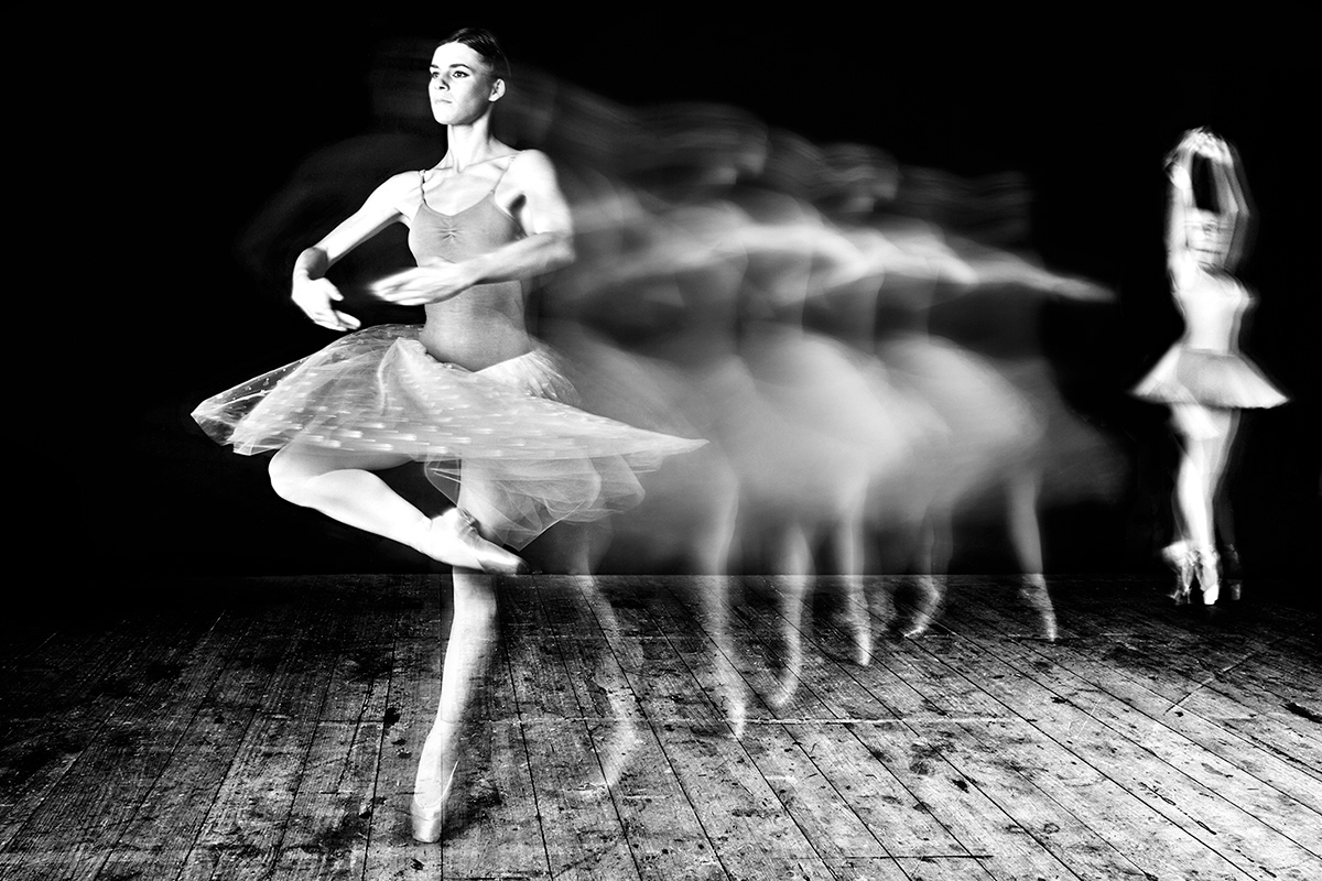 ballet dancer move black White photogrphy long exposure black and white Flash wilson santinelli