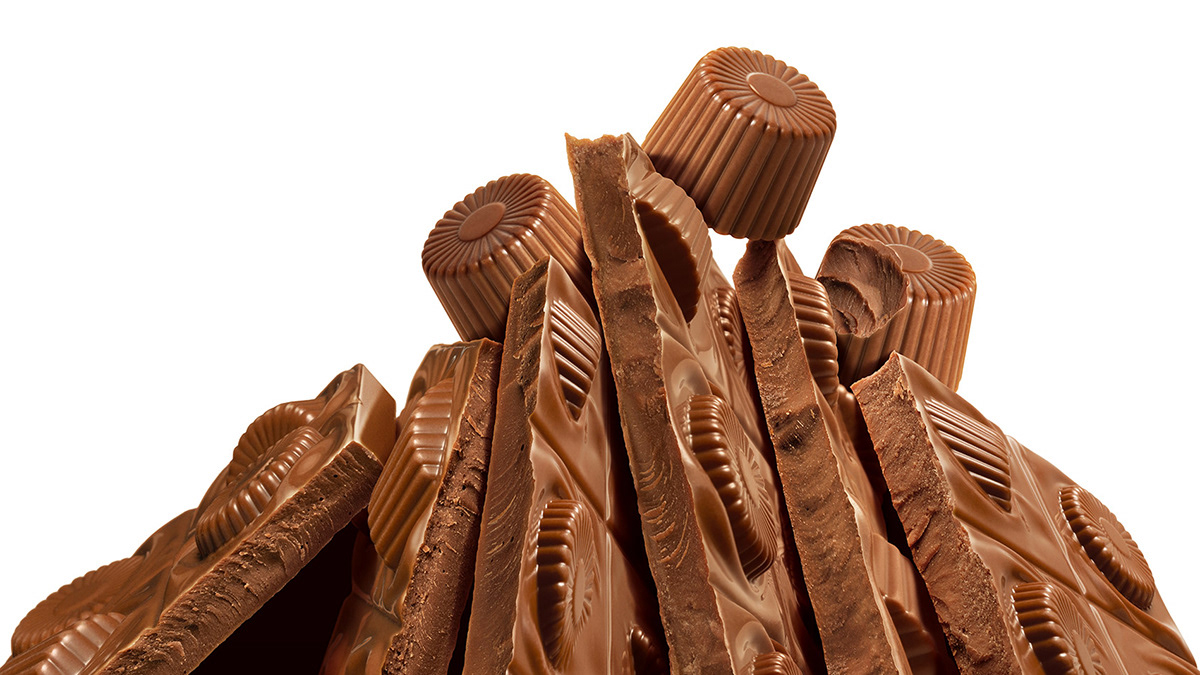 Hyper realistic photographic illustration of Nestlé Alpino chocolate bars.