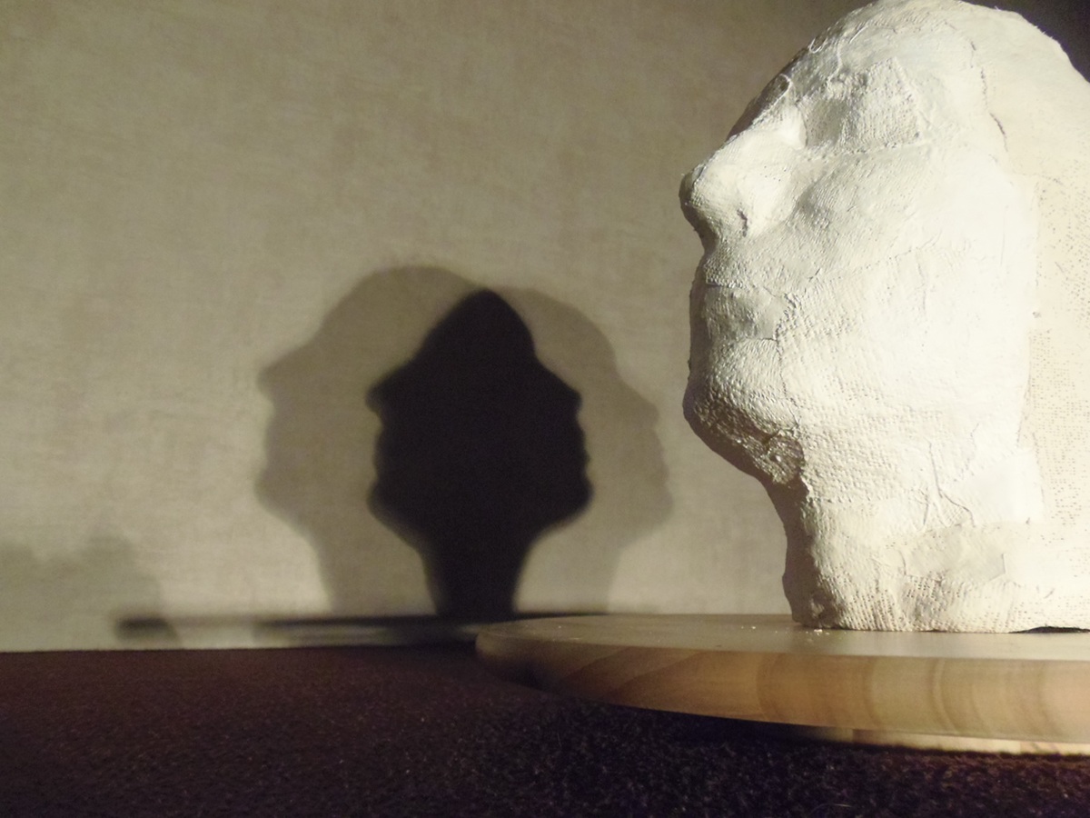 masks Masque Plâtre sculpture identité double personnalité installation ombre projetée shadow light superposition