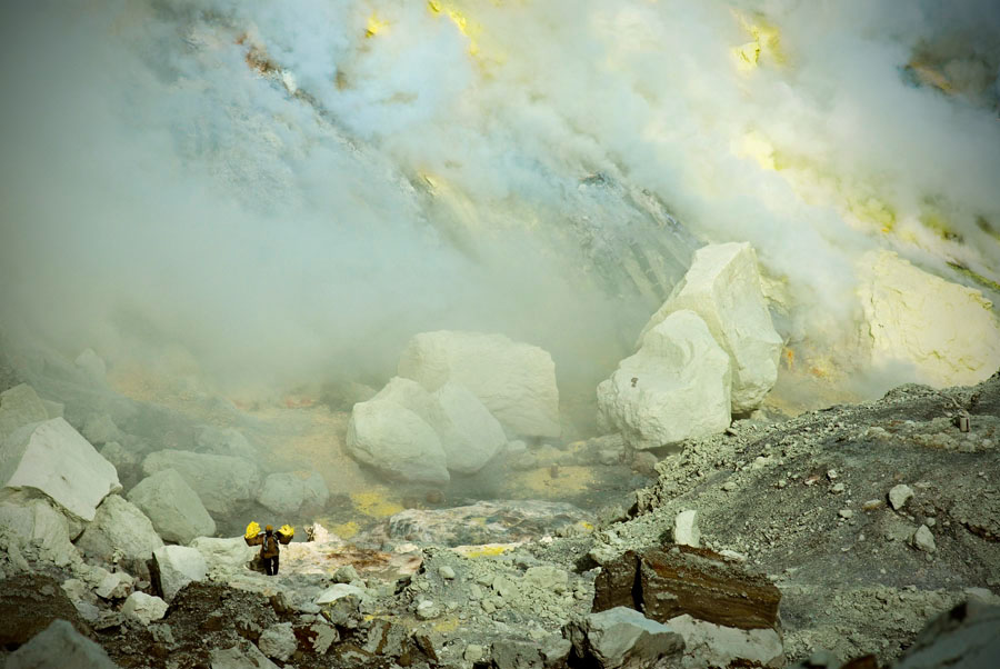 indonesia java volcano Miners Workers life sulphur