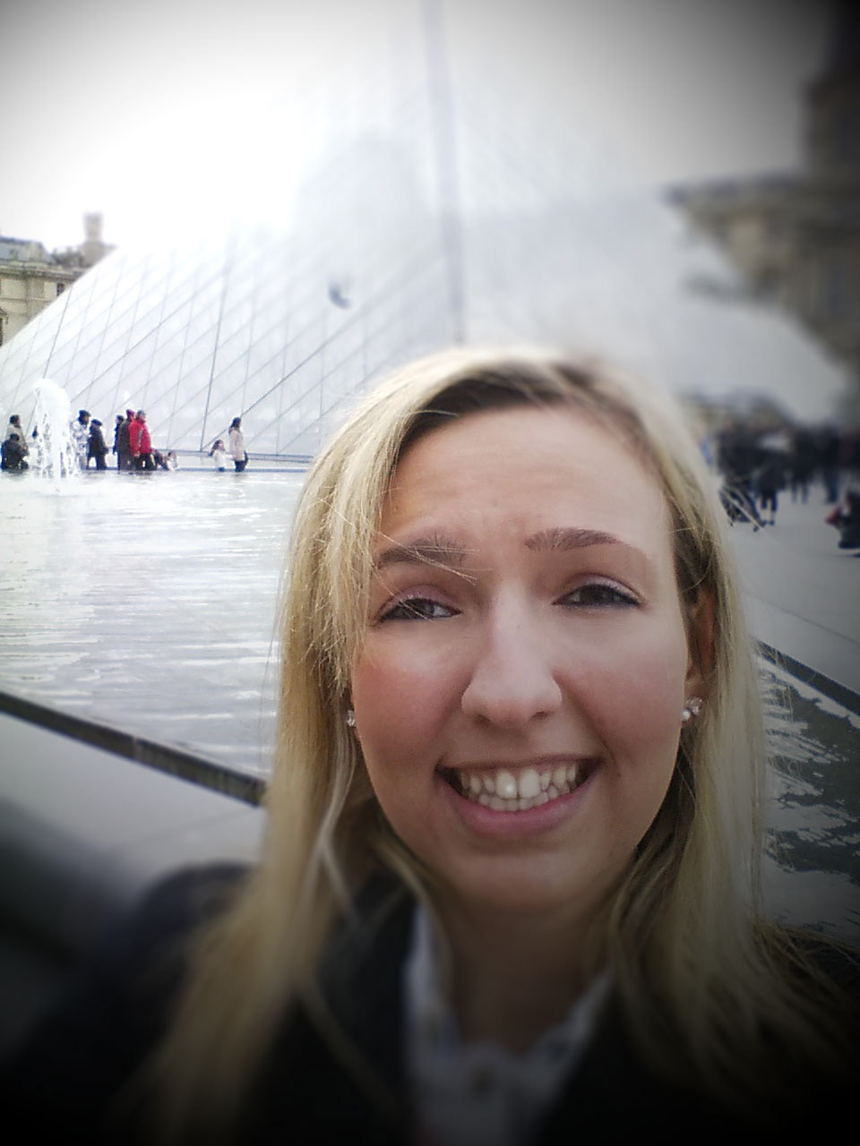 Paris louvre selfie retouch photoshop