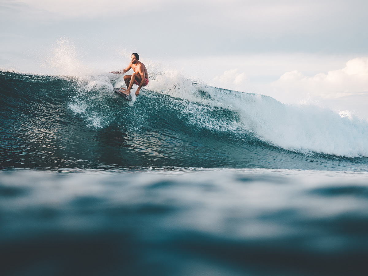 surfer-wave-breaking