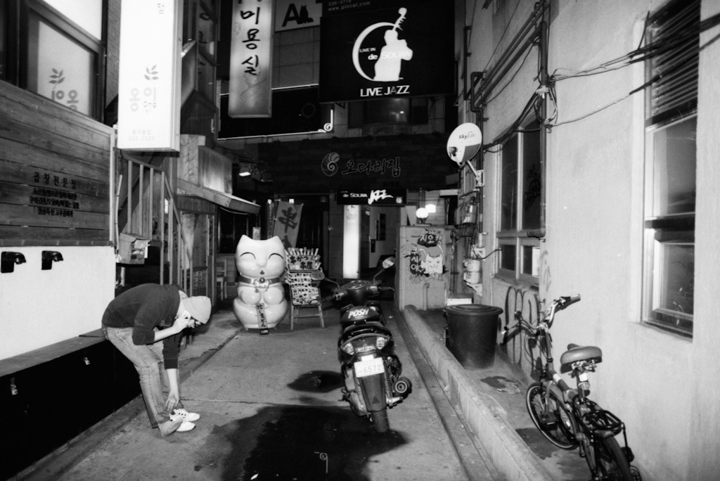 street photography Korea seoul hongdae midnight film photography Kodak TMAX Nightlife