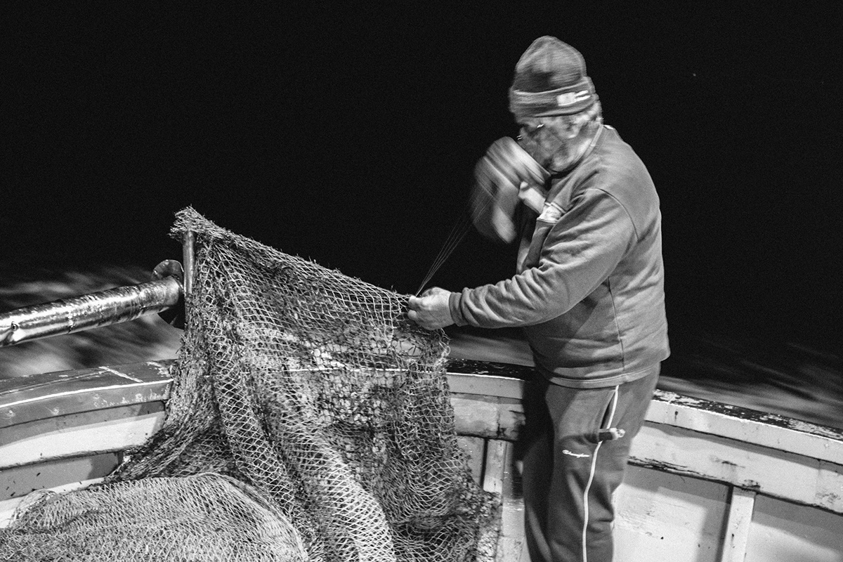 pescatori Pesca Barca mare fish Fisherman sea boat fishing Italy Black&white black people Work  alone