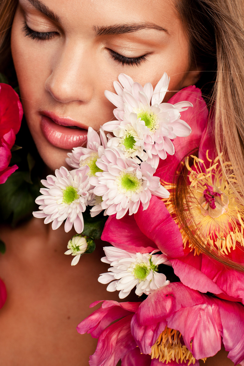 Naomi Wu Paris model woman flower portrait makeup beauty
