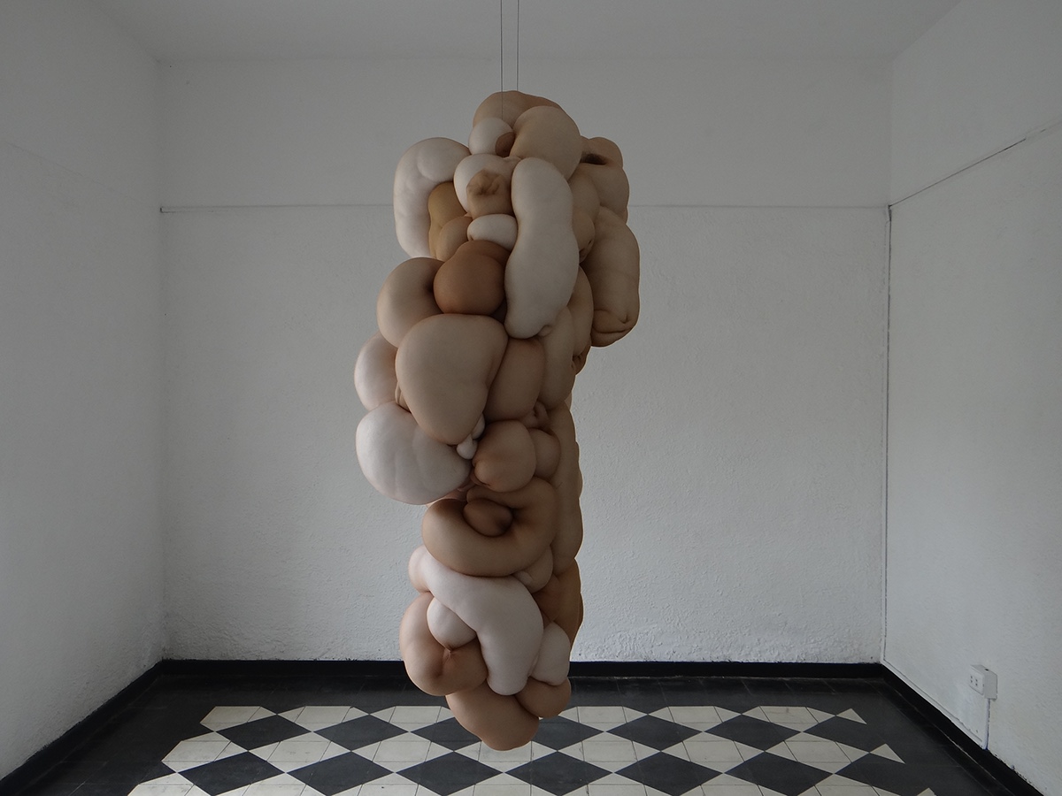 ABYECTO carne flesh abject nylon sculpture escultura piel humano informe deforme Unformed Colgado