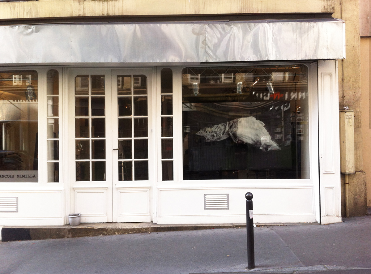 Cécile Guyenne vêtement robe PLEXIGLAS exposition vitrine éphémère installation impression marc le bihan