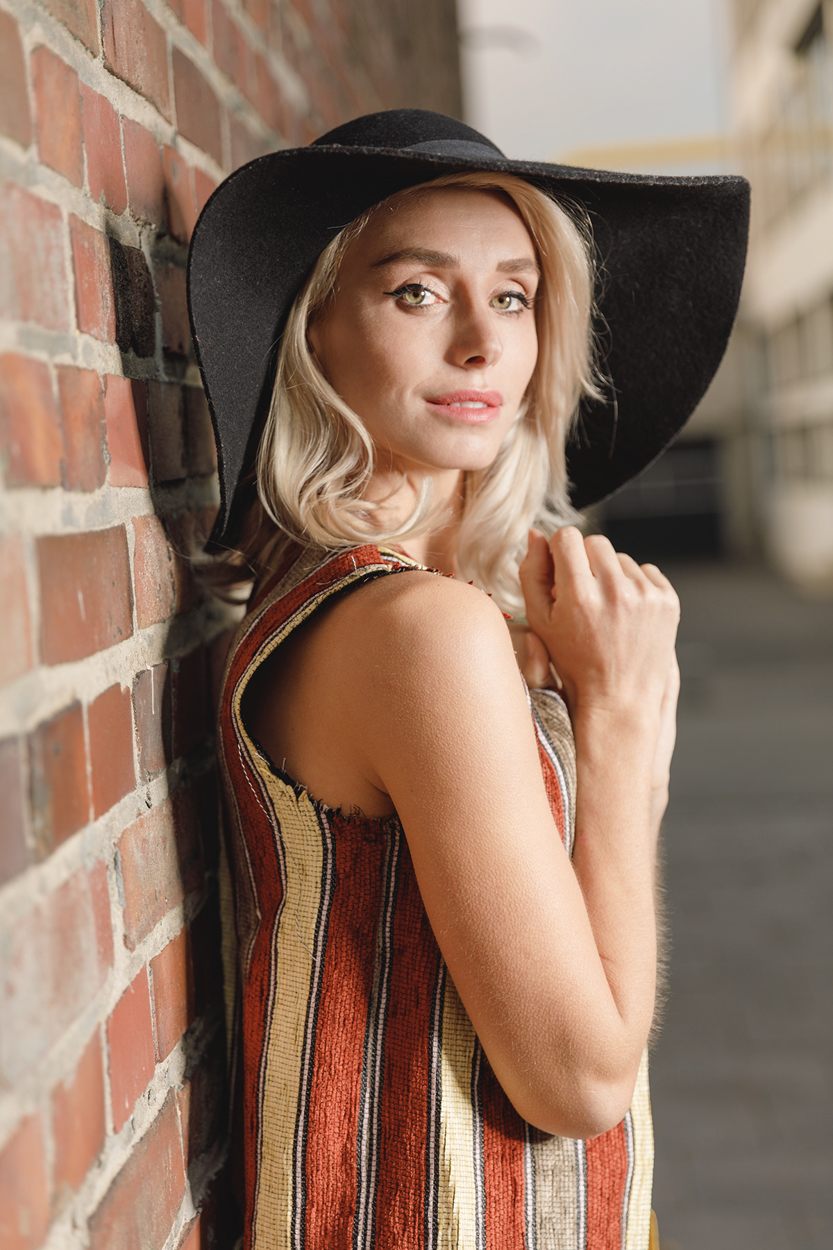 model Outdoor Kleid blond hut posing schwarz gestreift Handtasche hintergrund