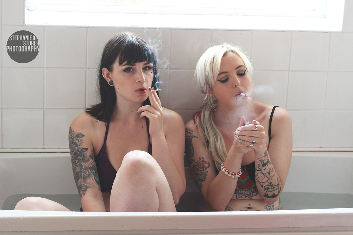 alt girls tattoos bath water