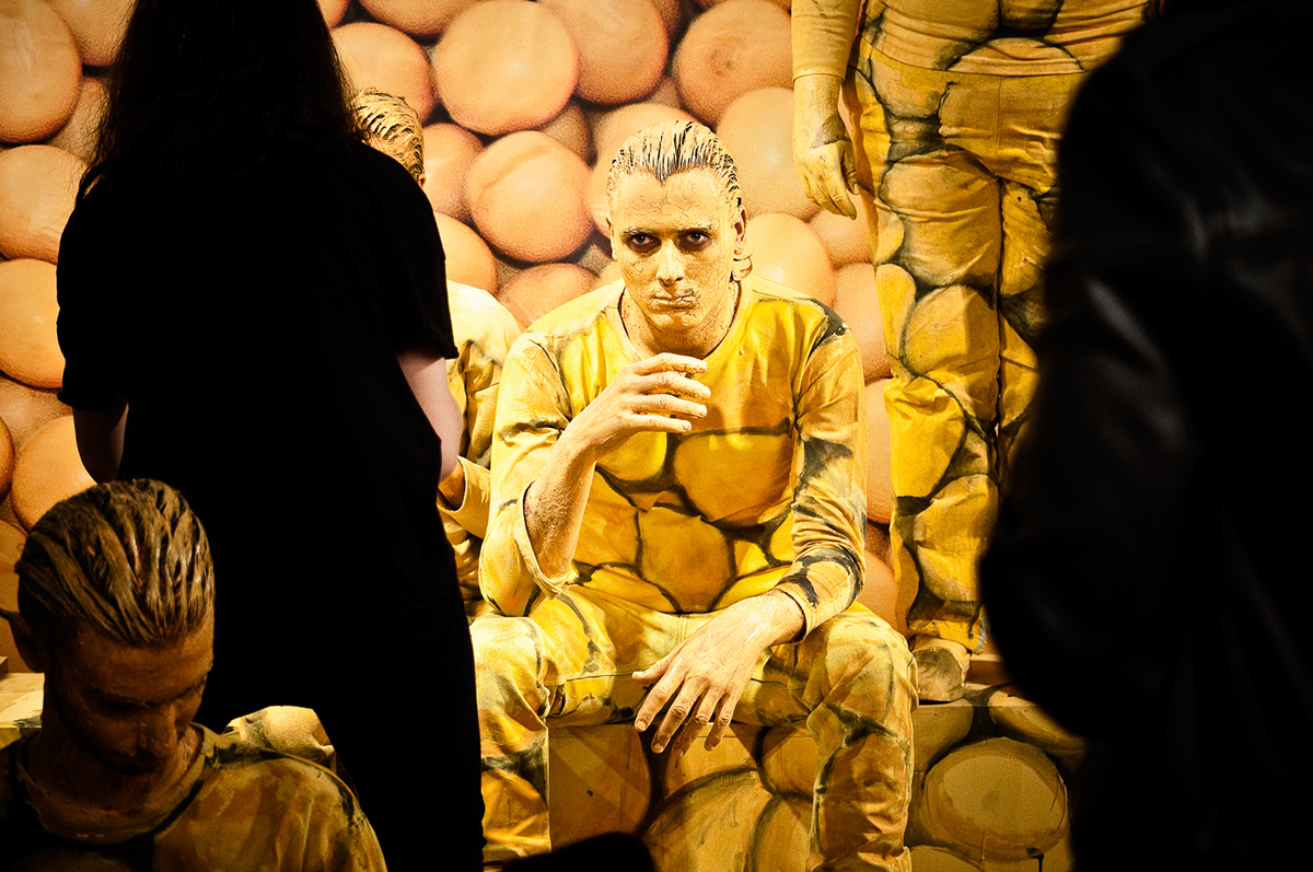 liu bolin PERFORMING Bienal Performance Bienal Performance 2015 bienal Performance yellow art artist paint brush actor actors museum characters
