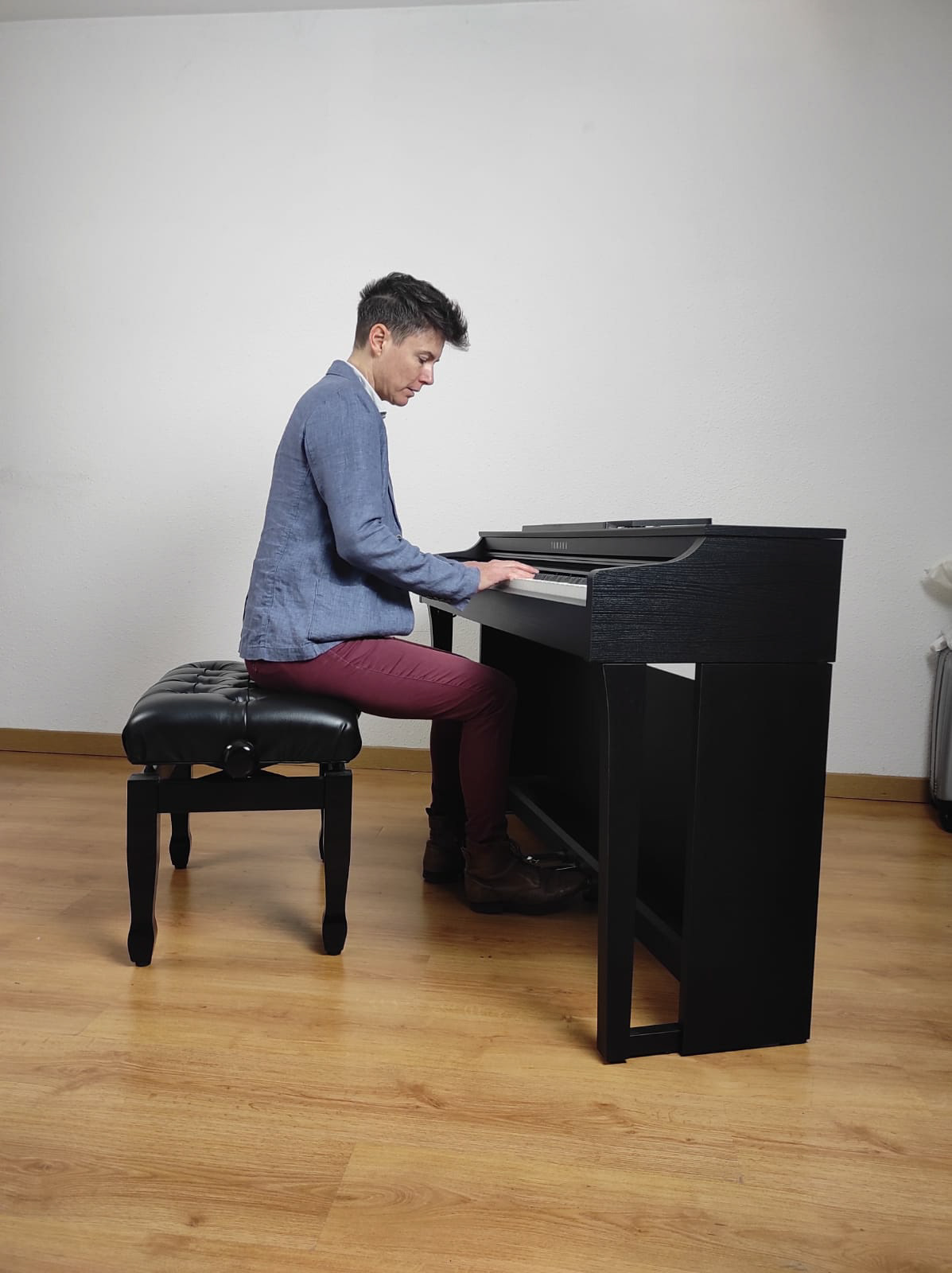 Clavier clavier numérique femme au piano pianiste Piano piano veste bleue tabouret de piano