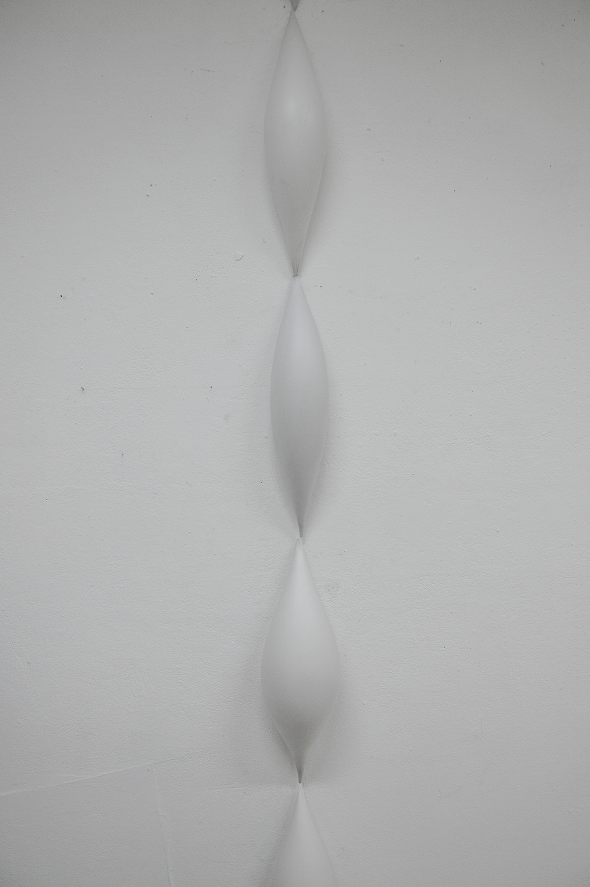 drop goutte organic sculpture White baloon black Space  gravity line plaster art