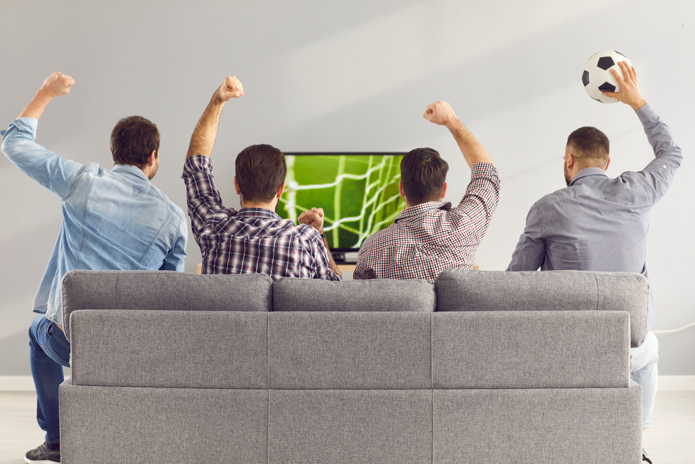 Звезды смотрят футбол. Большой ТВ мен. Картинка людей которые смотрят футбол. Смотрят футбол с балкона. Смотрим футбол в новой квартире.