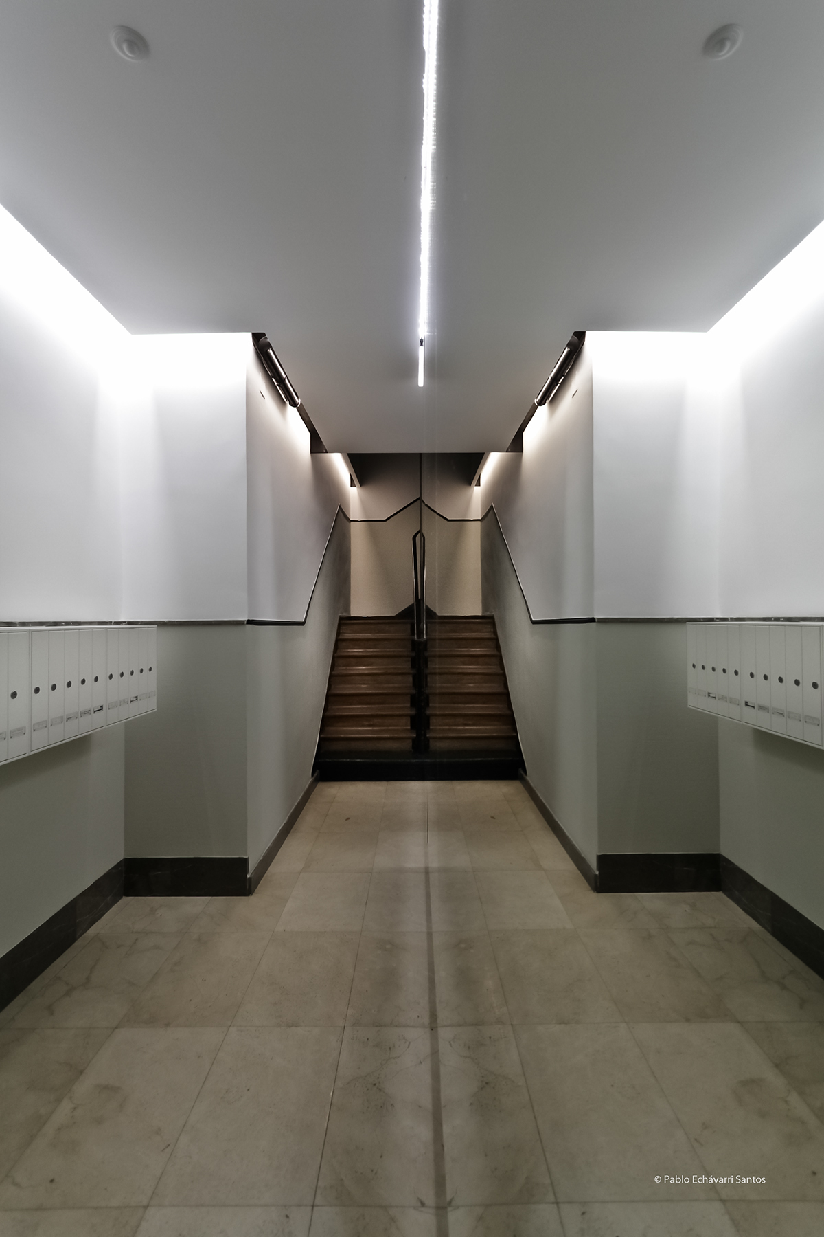 portal diseño Interiorismo reforma rehabilitación madrid fachada arquitecto Echávarri led