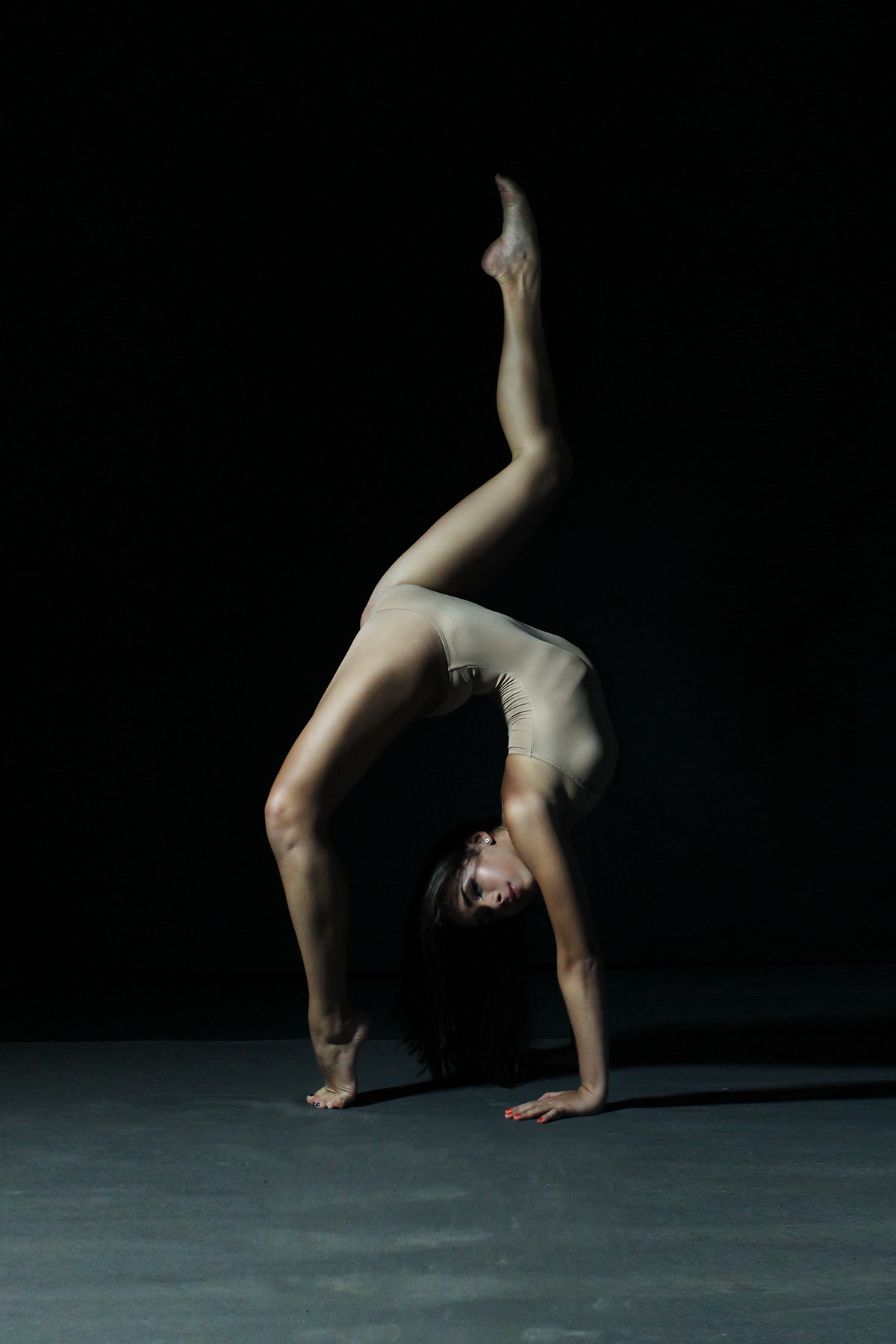 bailarina gimnasta luz contraste modelo mujer piel oscuro Bella dancer gymnast light contrast pattern skin