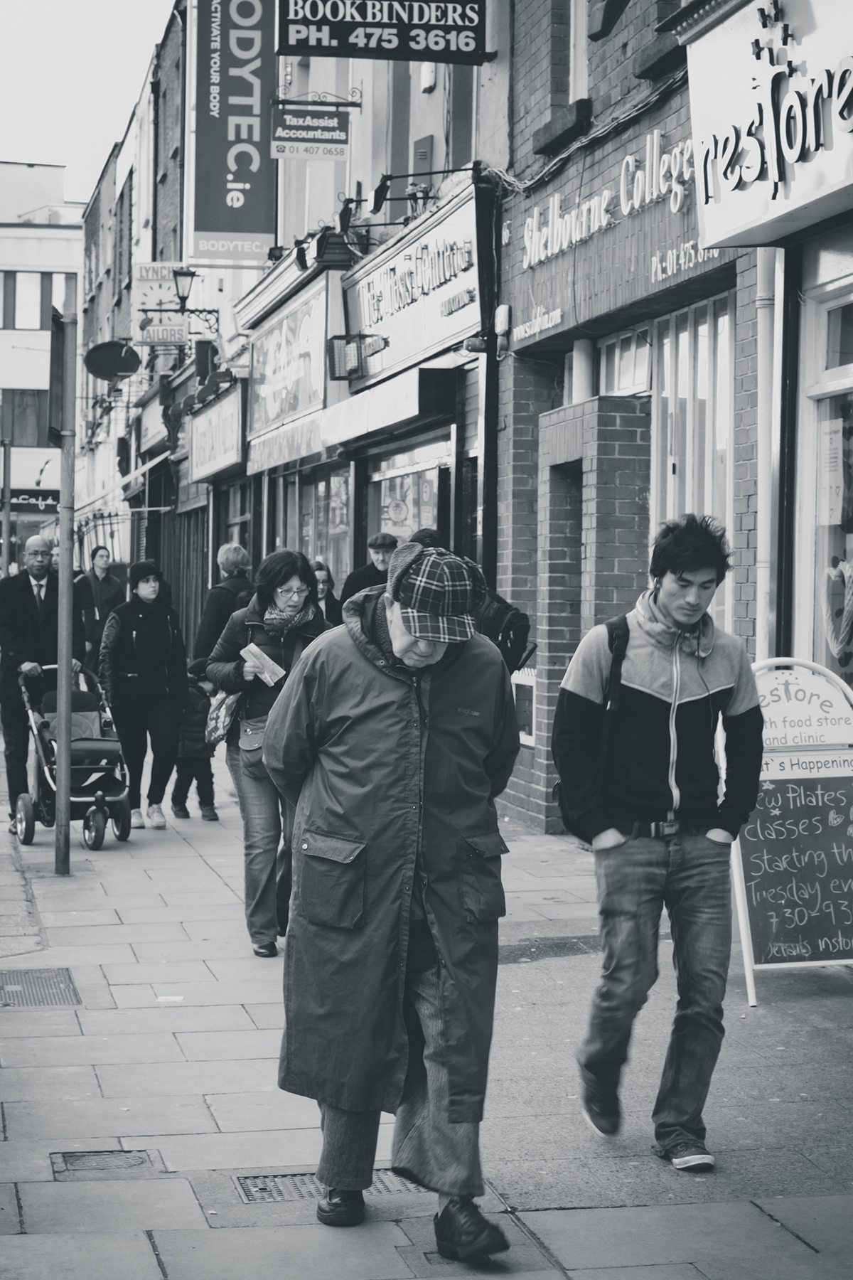 Street photographer dublin Ireland dubliners black White walking