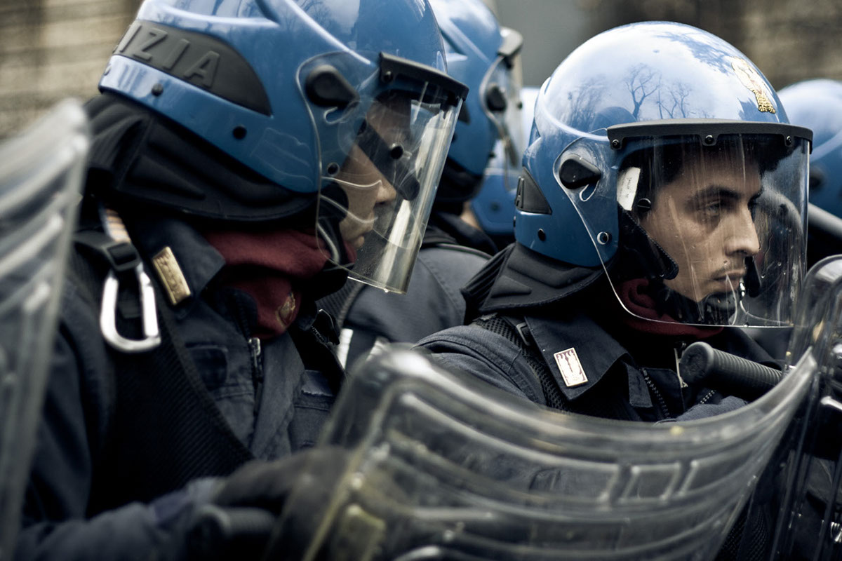 police Students revolution Italy milan guerrilla Street reportage strike Sciopero caschi blu Urban urban guerrilla smoke