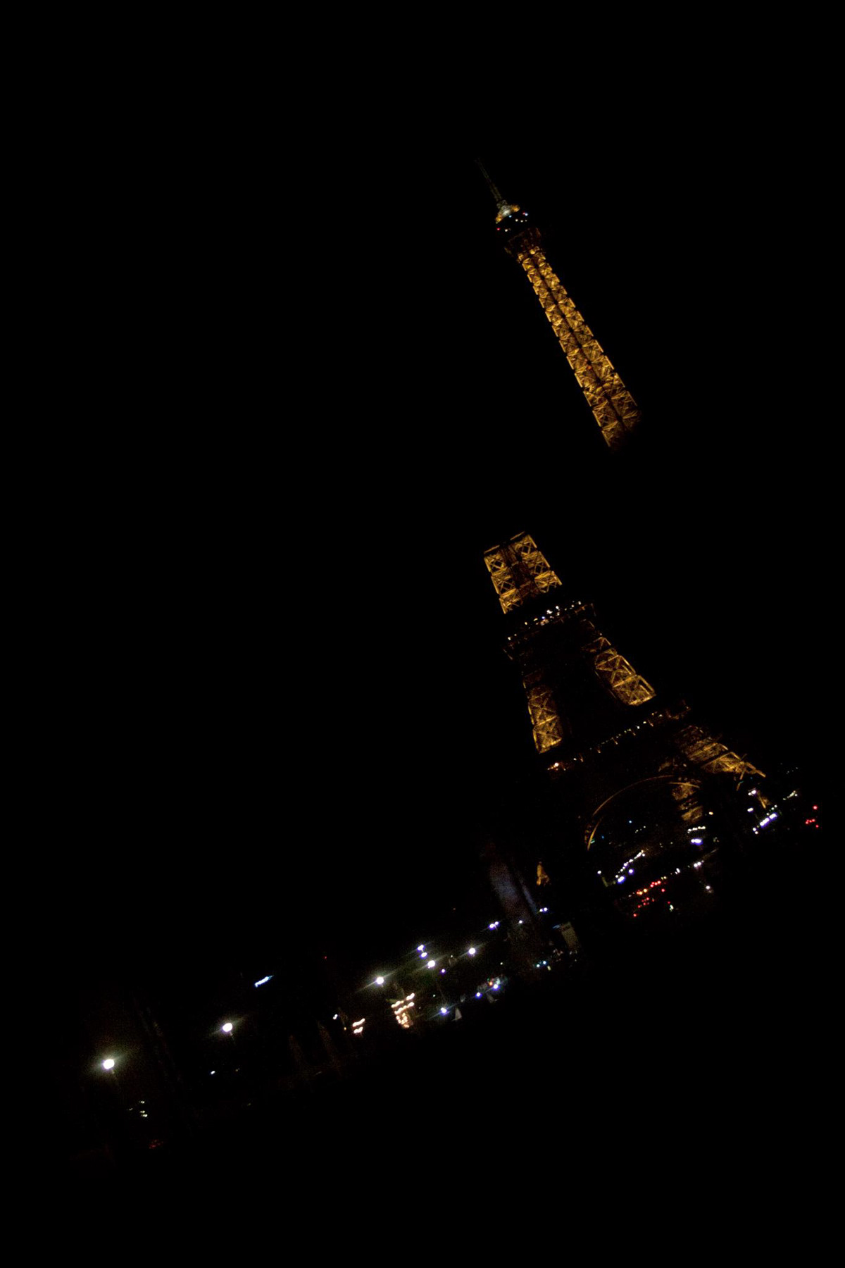 Paris  dark  night  monuments Tour Eiffel louvre  pyramide gare de lyon concorde  Champs Elysees opera garnier Centre Pompidou Beaubourg nuit