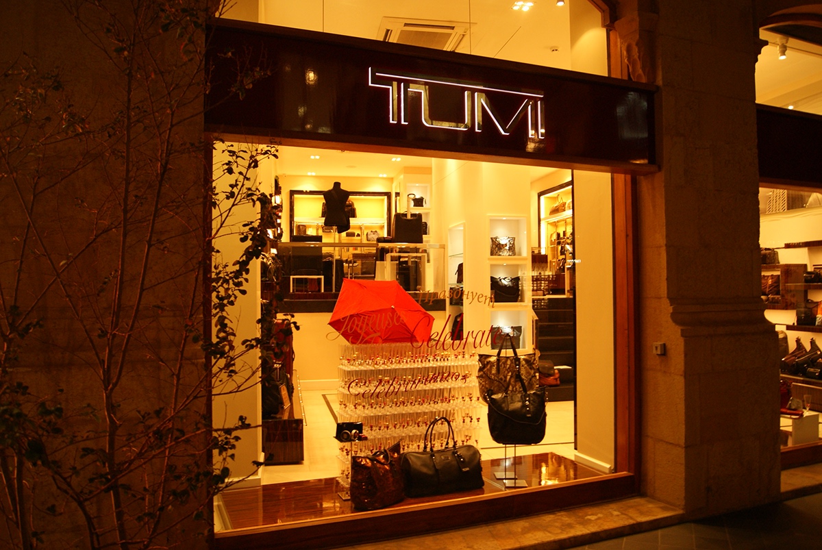 tumi  window display  Christmas Theme  set design
