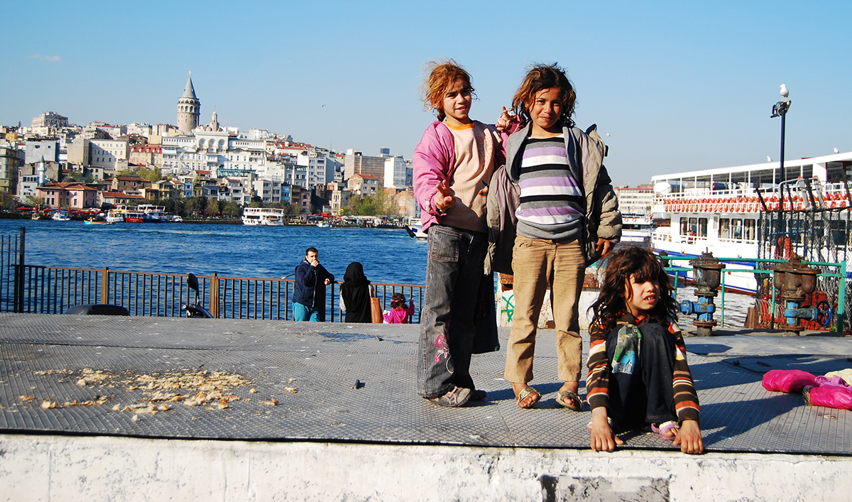 eminonu istanbul streets children syrian refugee Burçin