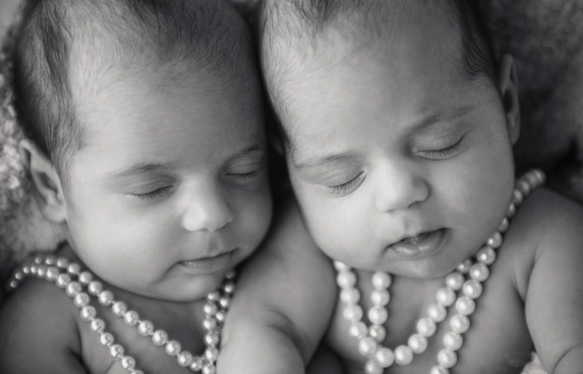 Twins baby girls pearls newborn newborn session Portrait session portrait photography Photolux 6 Weeks sister love