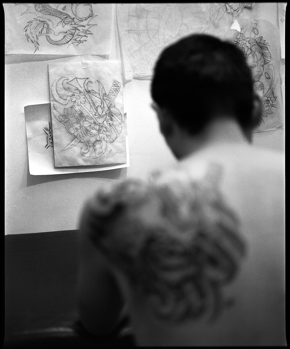 julien ratel blueju tattoo photo urban culture body art ink Encre samurai samourai tatouage mask Helmet kabuto kuwagata Bushi kendo inked Tattooed medium format 6x7 120 mm Mamiya RB67 pro-S Ilford HP5 japan Body Modification tattoo session velvet studio grenoble