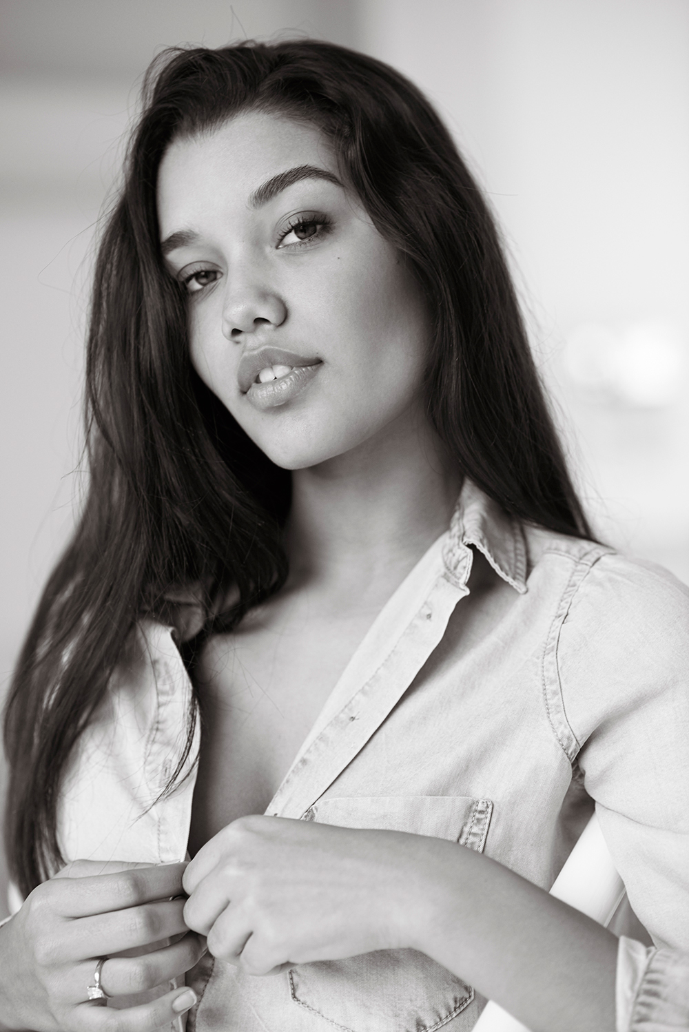 black and white portrait sensual brazilian model no make up brunette model test milan anna dyszkiewicz annadyszkiewicz