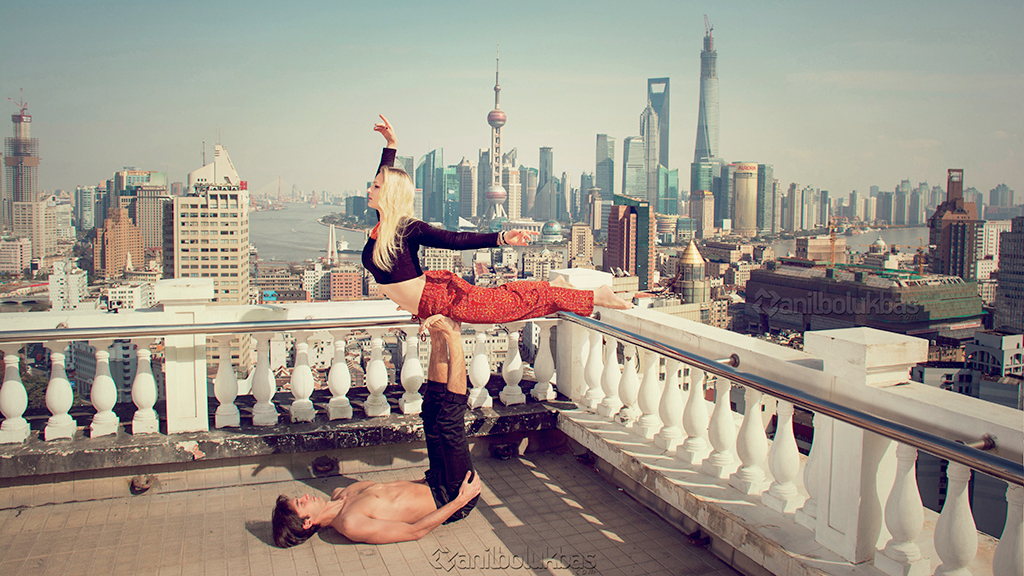 The Edge shanghai china anilbolukbas andrea vercellotti rooftop acroyoga   Yoga lighting couple DANCE   European asia