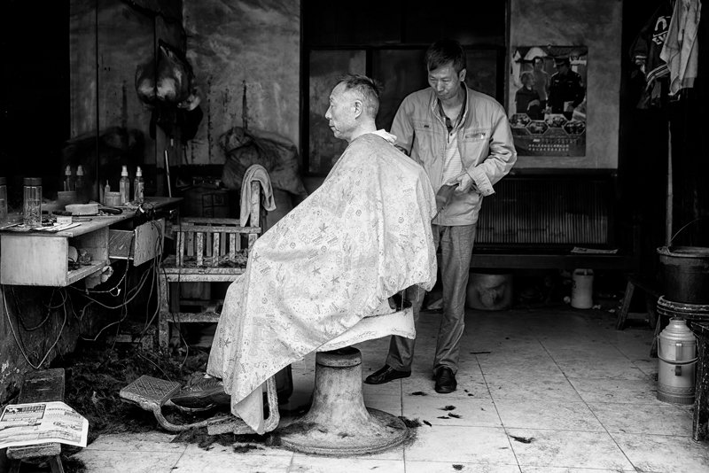 barber hairdresser hair dresser china Yunnan black and white craftsmen shop