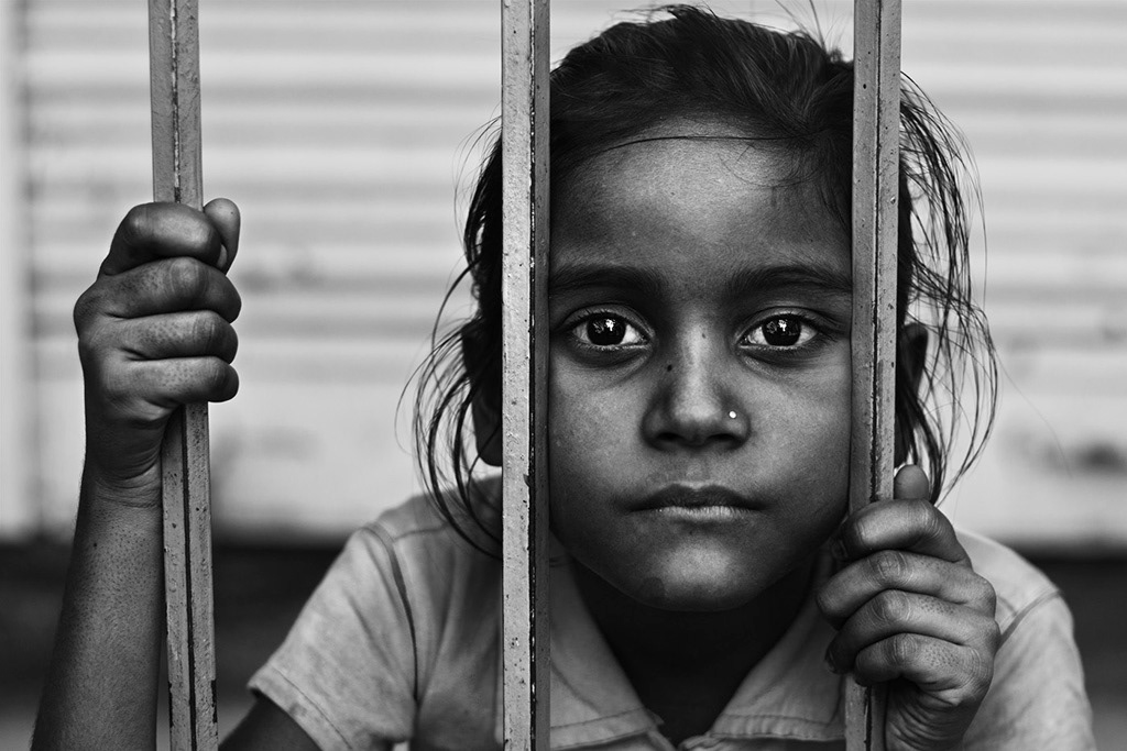 Street India jodhpur kids boy girl eyes sad cage prison portrait