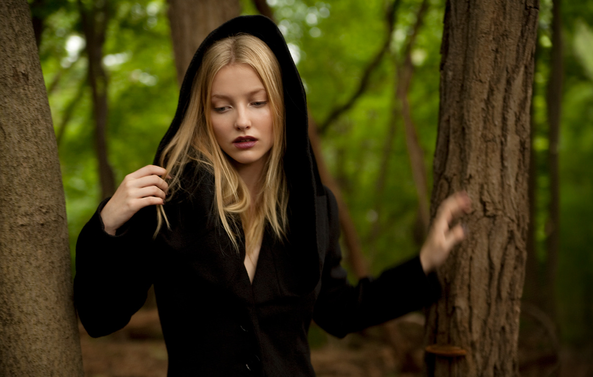 voodoo woods girl cloak outdoors Jill Wachter jill Wächter color