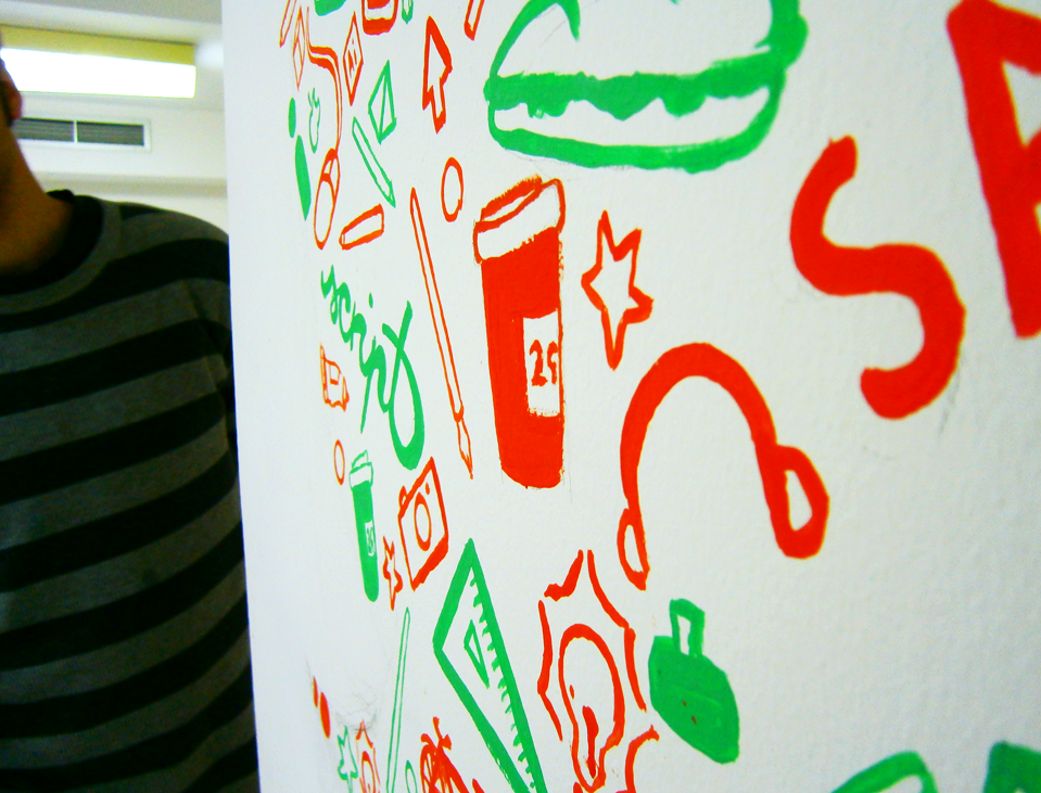 Marina Mijatović Workshop art red green wall graphity Graffity decoration pattern coffie coffy2go headphones pens penciles sendwich star squaire triangle piramid brush photo camera Student work student club
