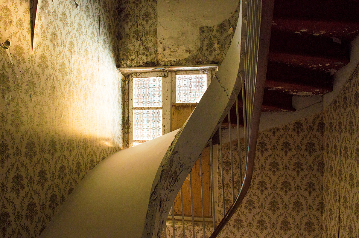 exploration urbaine Photographie maison abandonée ouverture Fenêtre escalier tapisserie