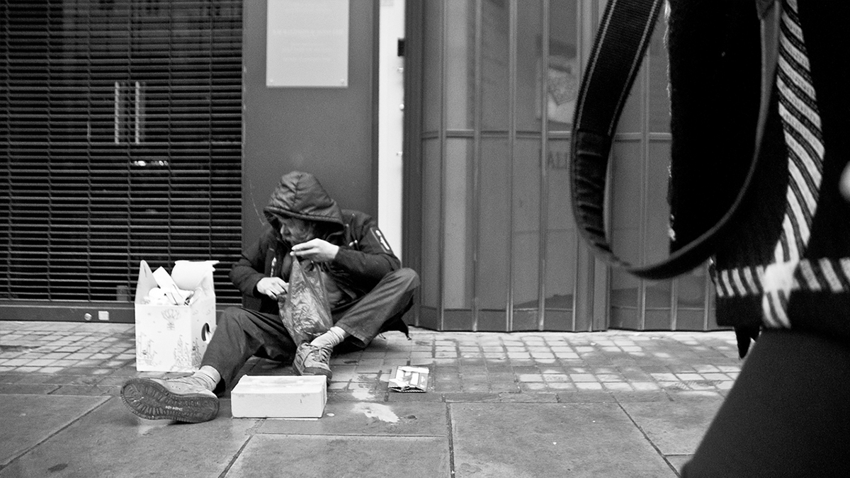 London petki city night Street art black moments homeless