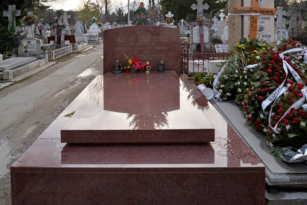 nicolae ceausescu elena ceausescu Ghencea Cemetery december 1989 bucharest Rumania