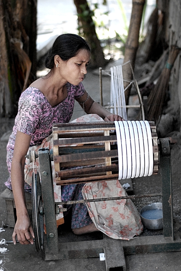 Sari craft India bengal TANT emroidey weavers handloom thread weaving culture heritage mughal Kolkata Incredible India