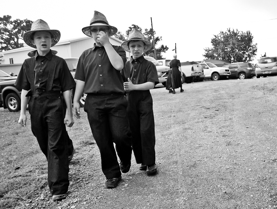 Amish mennonite amish country bw black and white american religion ohio Pennsylvania dutch indiana country usa united states