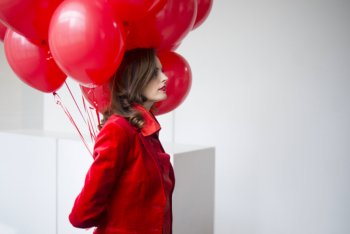 red wall Ballons women