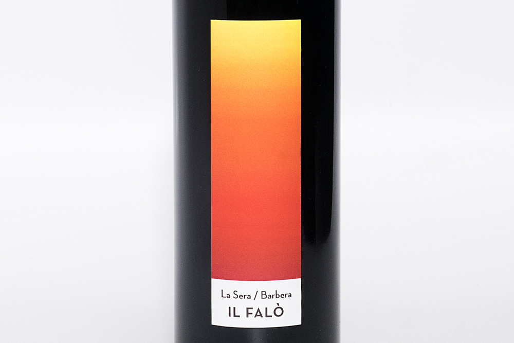wine bottle wine label gradient Italy