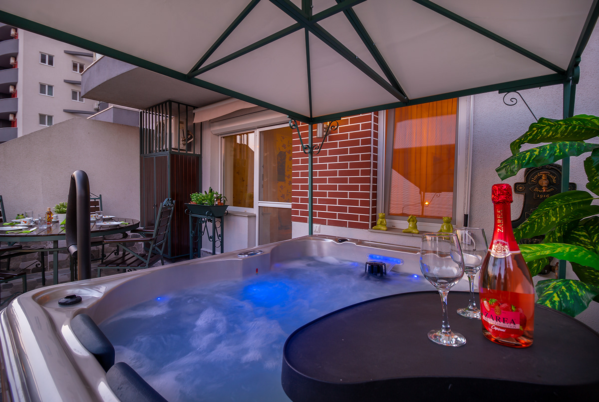 airbnb apartment balcony CITYBREAK flat jacuzzi oradea relaxation Spa terace