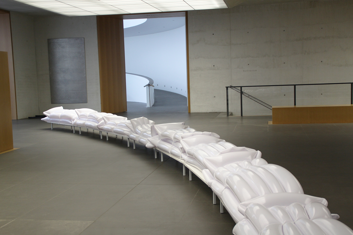 neues museum air mattressess bench installation Blaue nacht