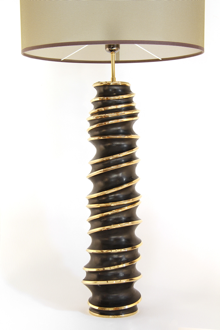black and gold brillant collectible design laiton poli Lamp luxurydesign mouvement noir et or sculptural furniture Spirale