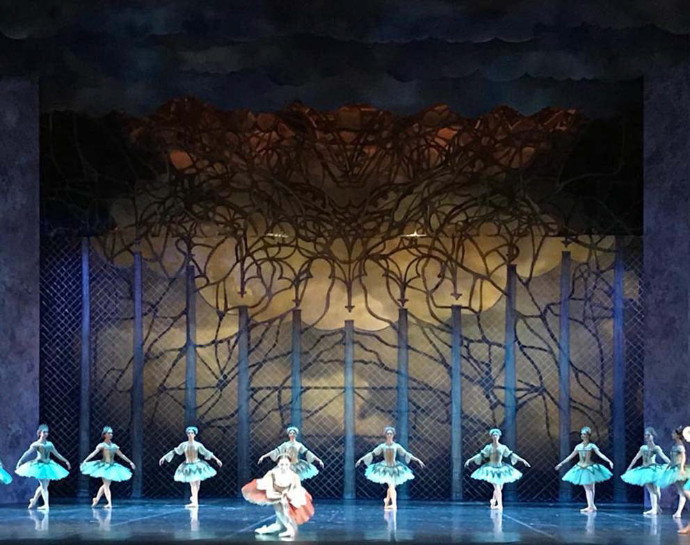 #ballet #donquixote #georgiadis #nureyev #olgamedvedeva #rudolfnureyev #setdesign #stanmus #декорации #донкихот